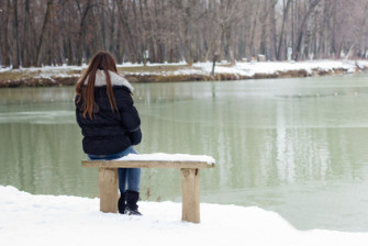 Kjenner du deg ensom? Her har du tips på ting du kan gjøre for å dempe følelsen!